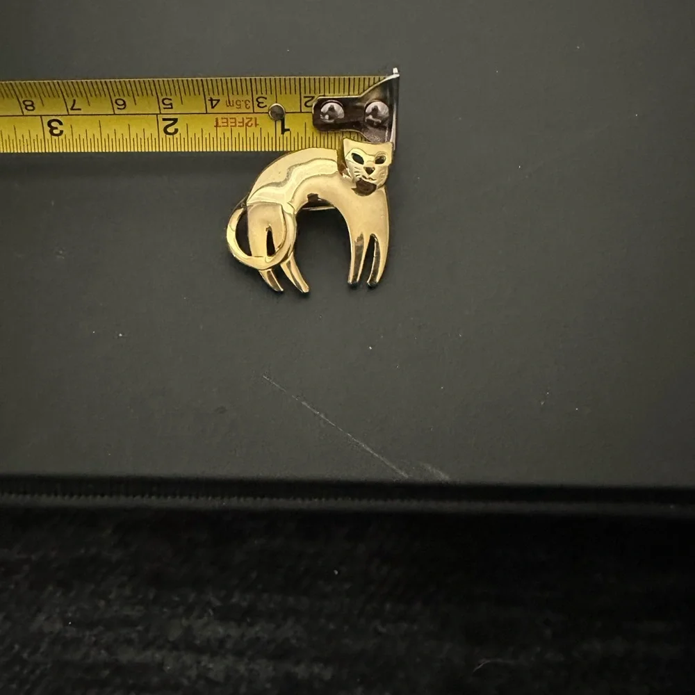 Elegant Gold tone Cat Brooch
